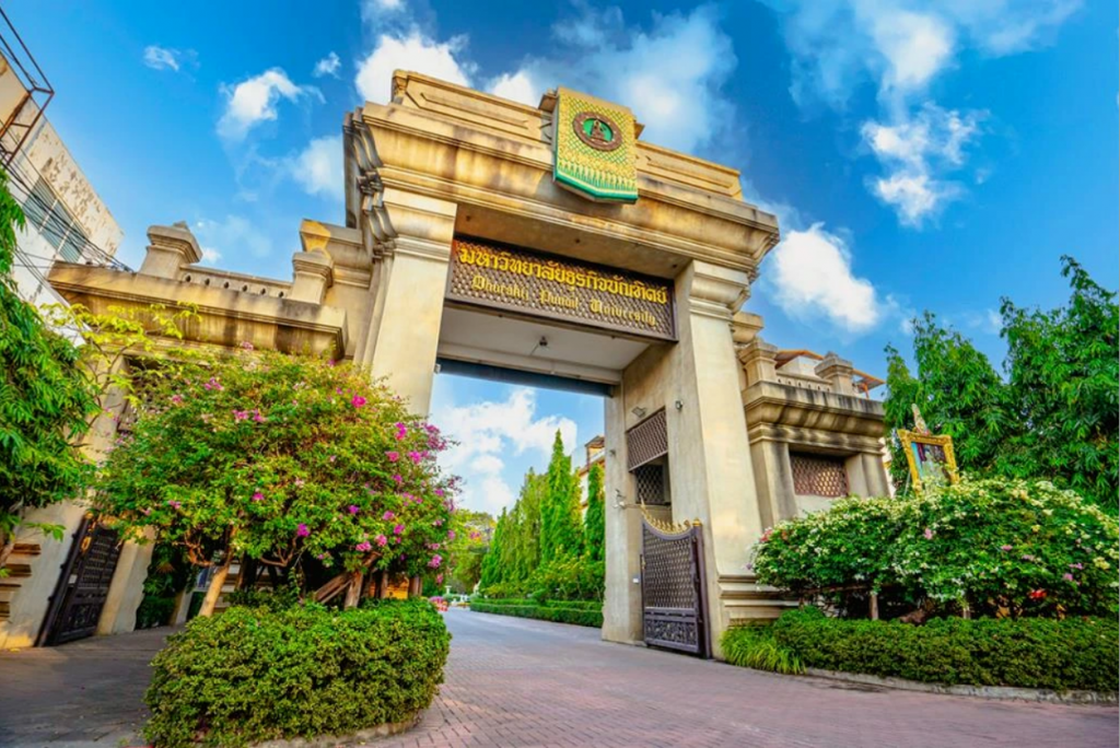 泰国博仁大学本科国际商务专业学生采访——家长和学生都满意