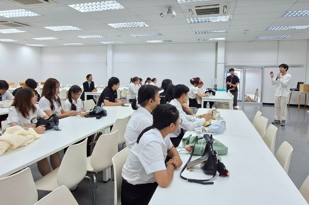 DPU带领文学院学生深入了解COSMAX，学习国际化韩国企业文化