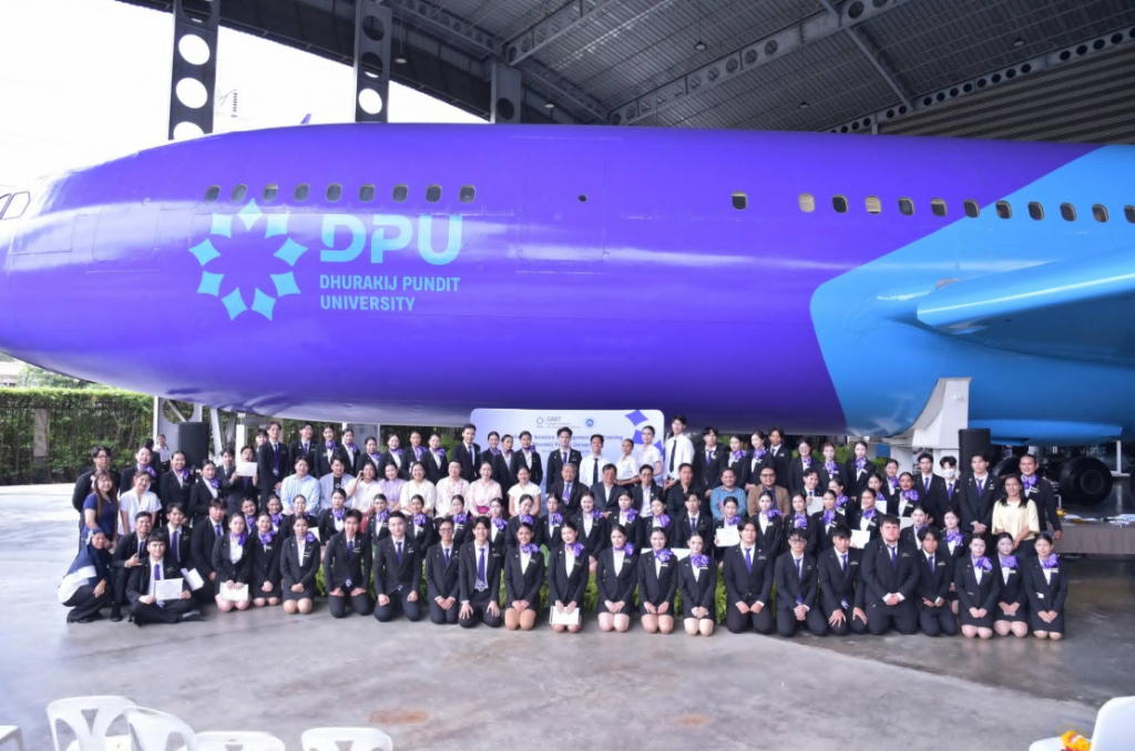 CADT-DPU 举办“Unity Day”活动 提升航空专业学生综合能力 为大二学生授予“翅章” 传承师生情谊并将拜师礼物资捐赠回馈社会 CADT-DPU 举办“Unity Day”活动 提升航空专业学生综合能力 为大二学生授予“翅章” 传承师生情谊并将拜师礼物资捐赠回馈社会