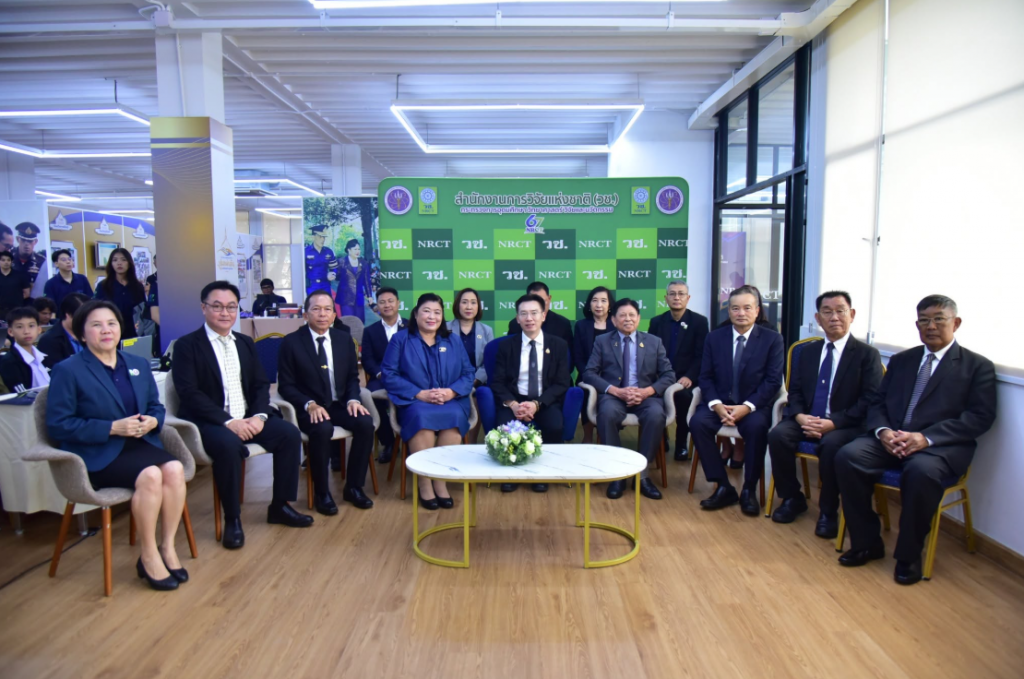 泰国博仁大学公共行政学院院长瓦莱蓬副教授连续两年荣获 NRCT Award，彰显研究成果的社会影响力，推动学术知识在全国范围内传播与应用