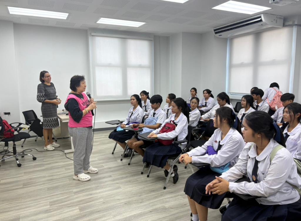 护理实践学习中心热情接待来自董华中学(庄他叻府)的师生代表团 护理实践学习中心热情接待来自董华中学(庄他叻府)的师生代表团