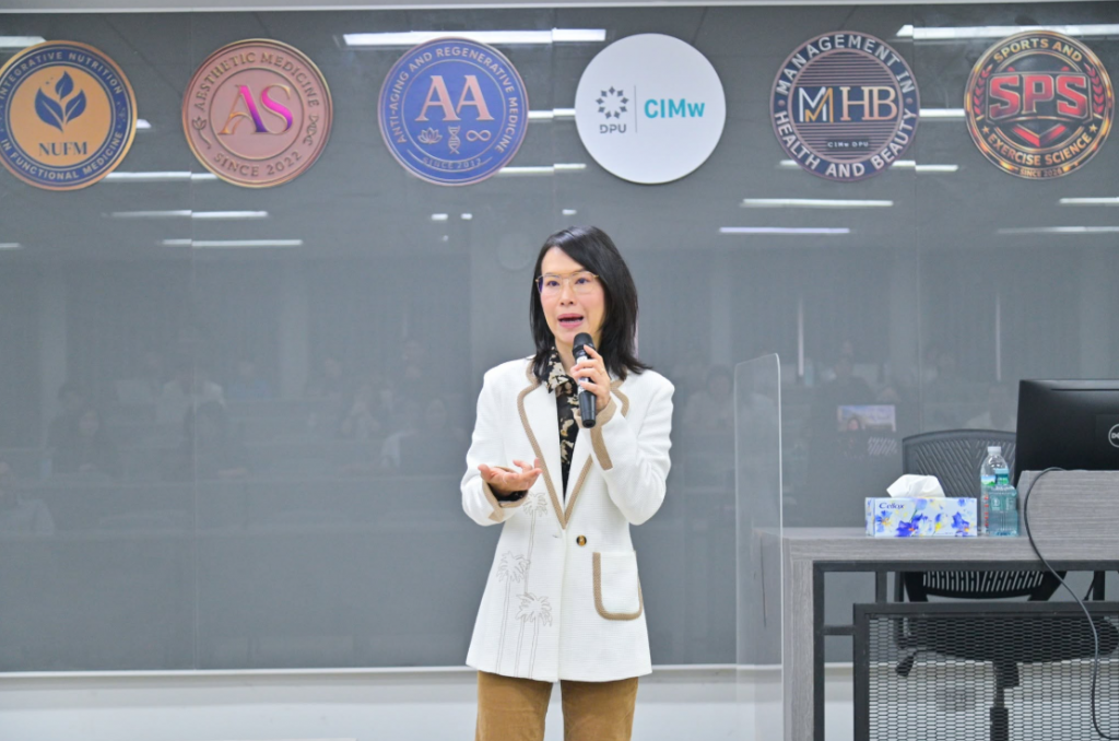 泰国博仁大学举办 Better Living Project，邀请泰国 Summit 集团高管津·差纳潘分享领导者思维，聚焦商业与 AI 时代的规划、人才及资金管理，助力新一代领导者提升应变能力